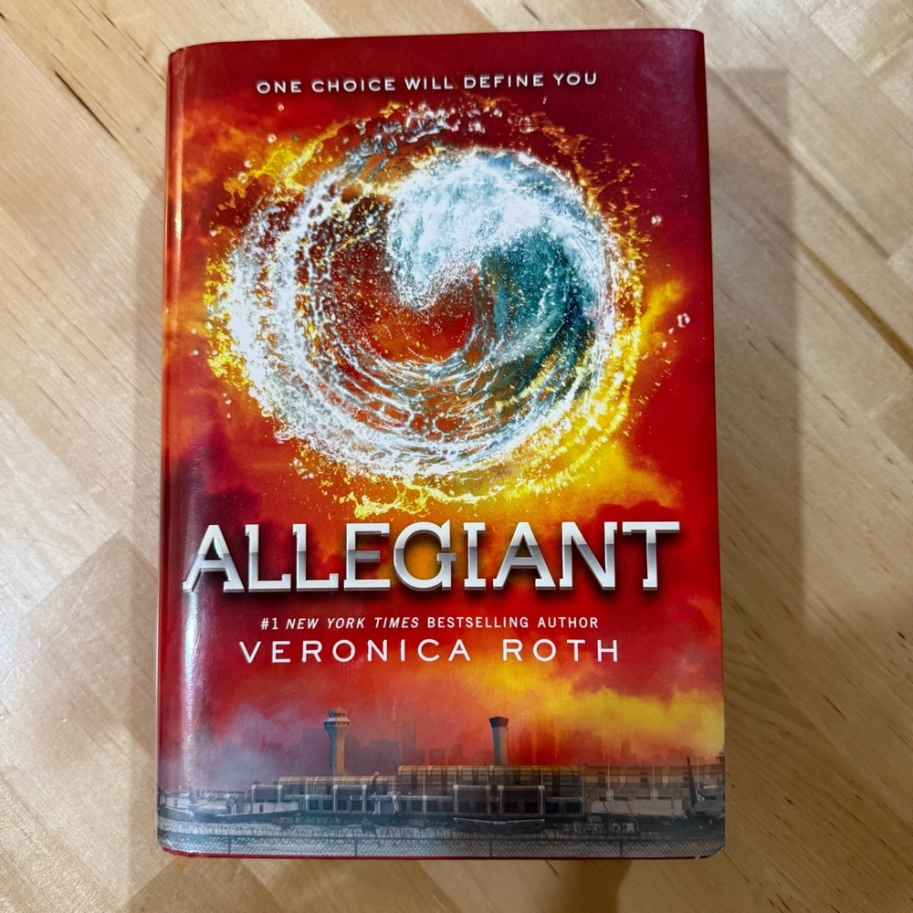 📚BUY 2 GET 1 FREE Allegiant by Veronica Roth